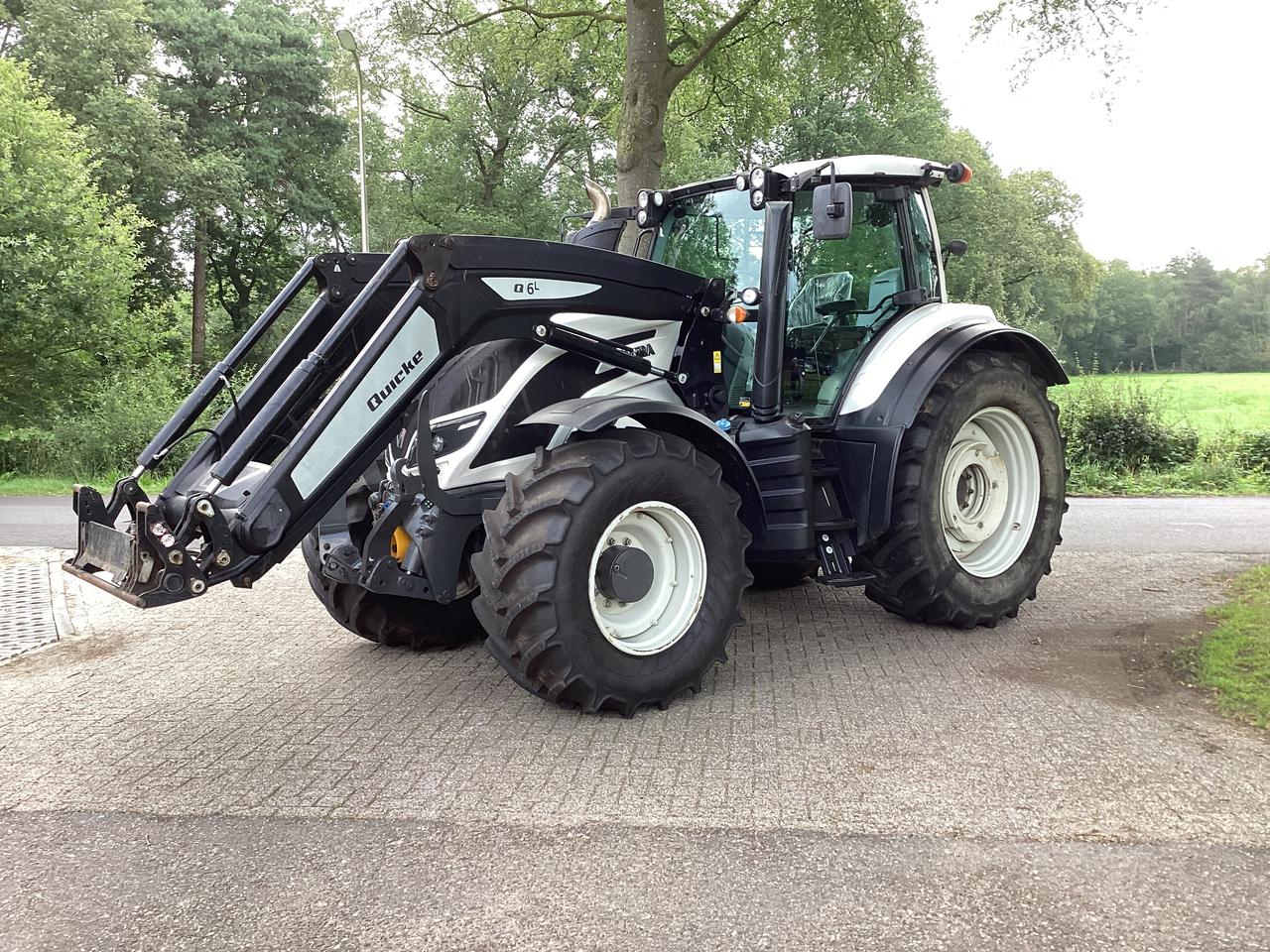Valtra  T 144  active met voorlader