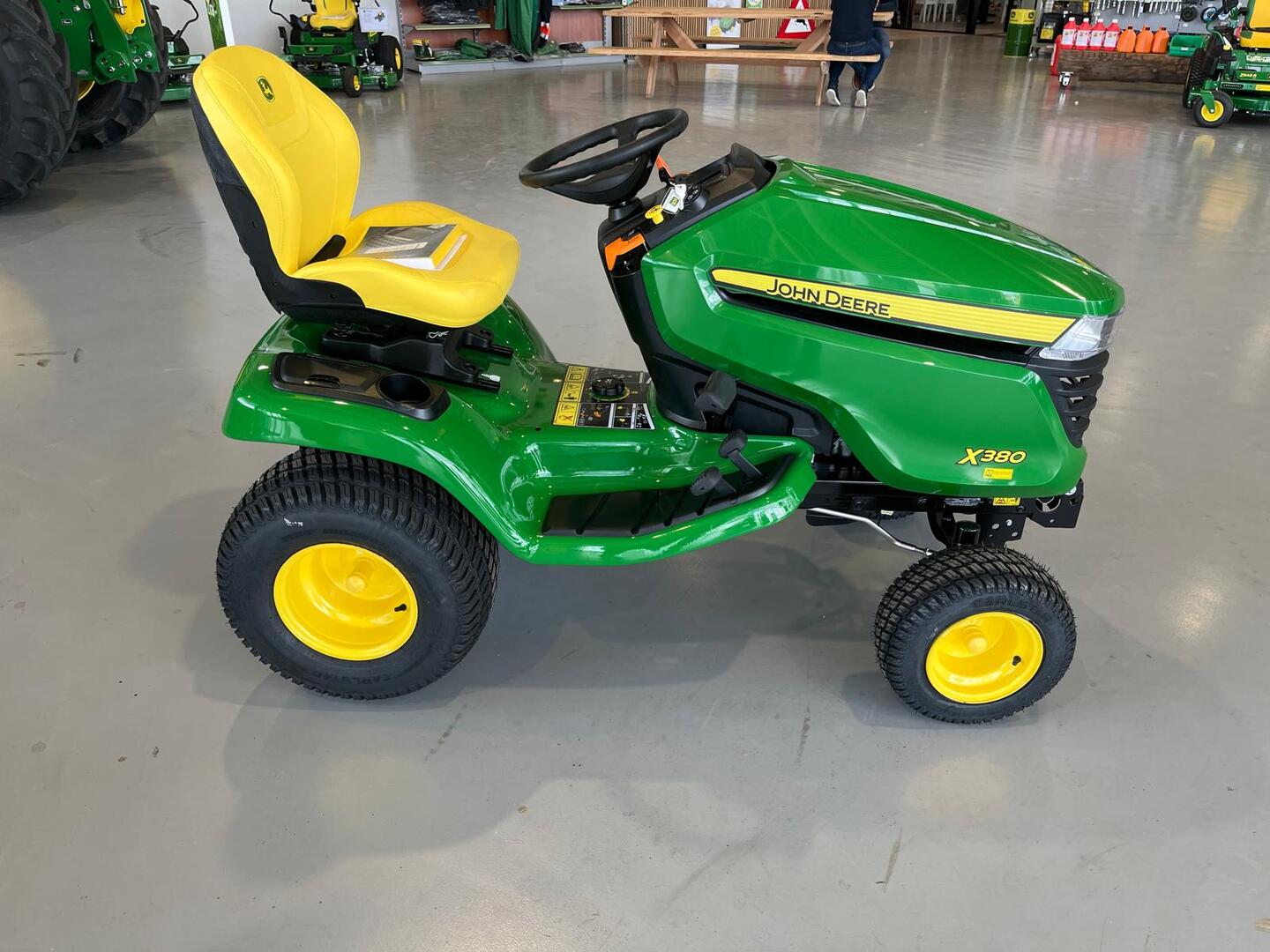 JOHN DEERE X380 ZITMAAIER INCL 42M MAAIDEK (MID)  #692957